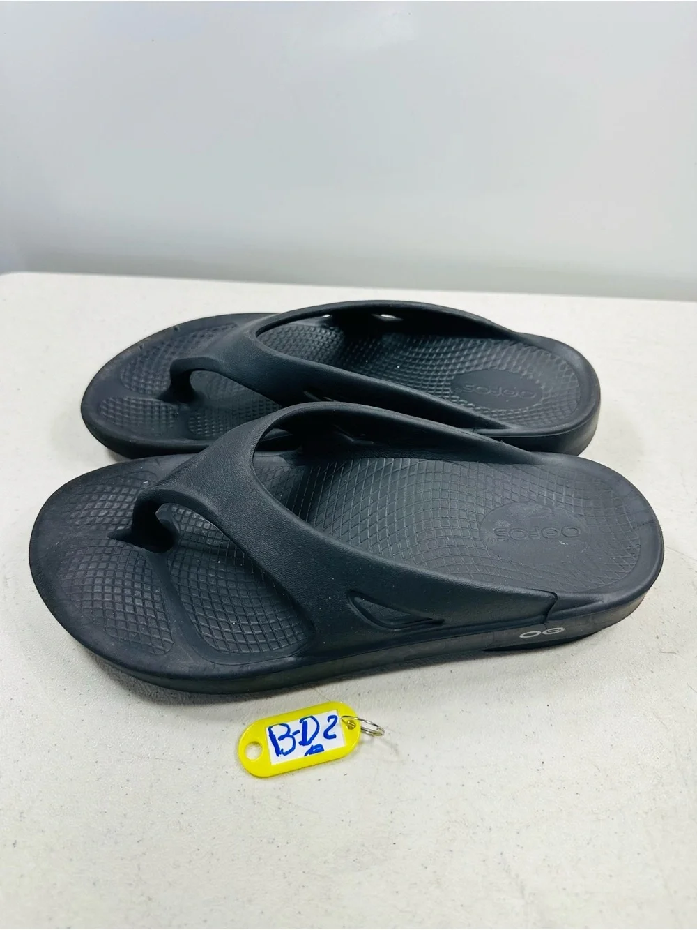 OOFOS OOriginal thong sandals size 6